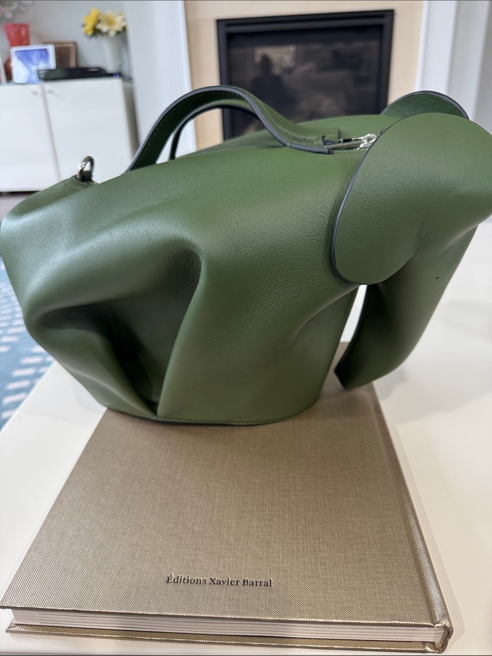 NWT LOEWE Large Elephant Bag in Classic Calfskin- highly collectible piece - Picture 5 of 10